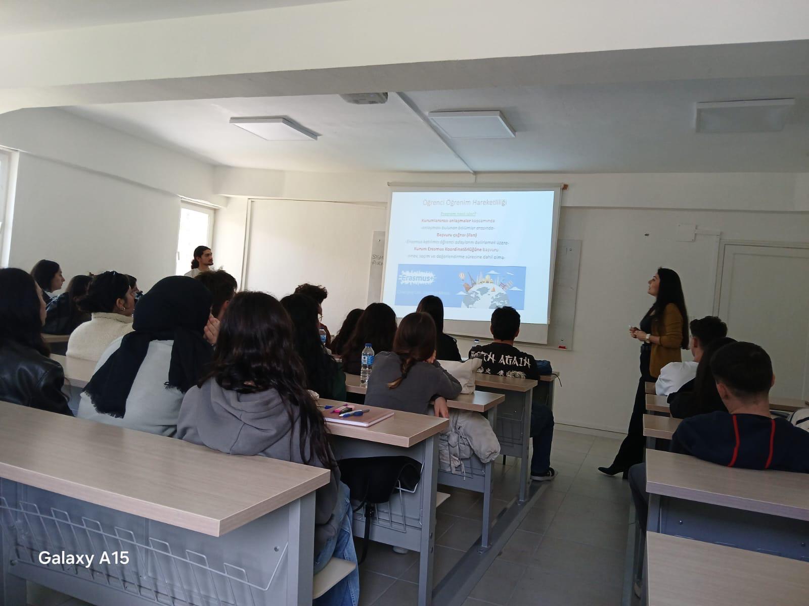 24.04.2025 tarihinde öğrencilerimize  Erasmus tanıtım toplantısı düzenlendi. Okulumuz Erasmus Koordinatörü Öğr. Gör. Duygu Güvensay tarafından öğrencilere Erasmus öğrenim hareketliliği ve Erasmus Staj programı hakkında bilgilendirme yapıldı. Farklı kültürlerle tanışmanın ve kendi kültürümüzü de yurtdışına tanıtmanın önemli bir deneyim olduğunu vurgulandı.
